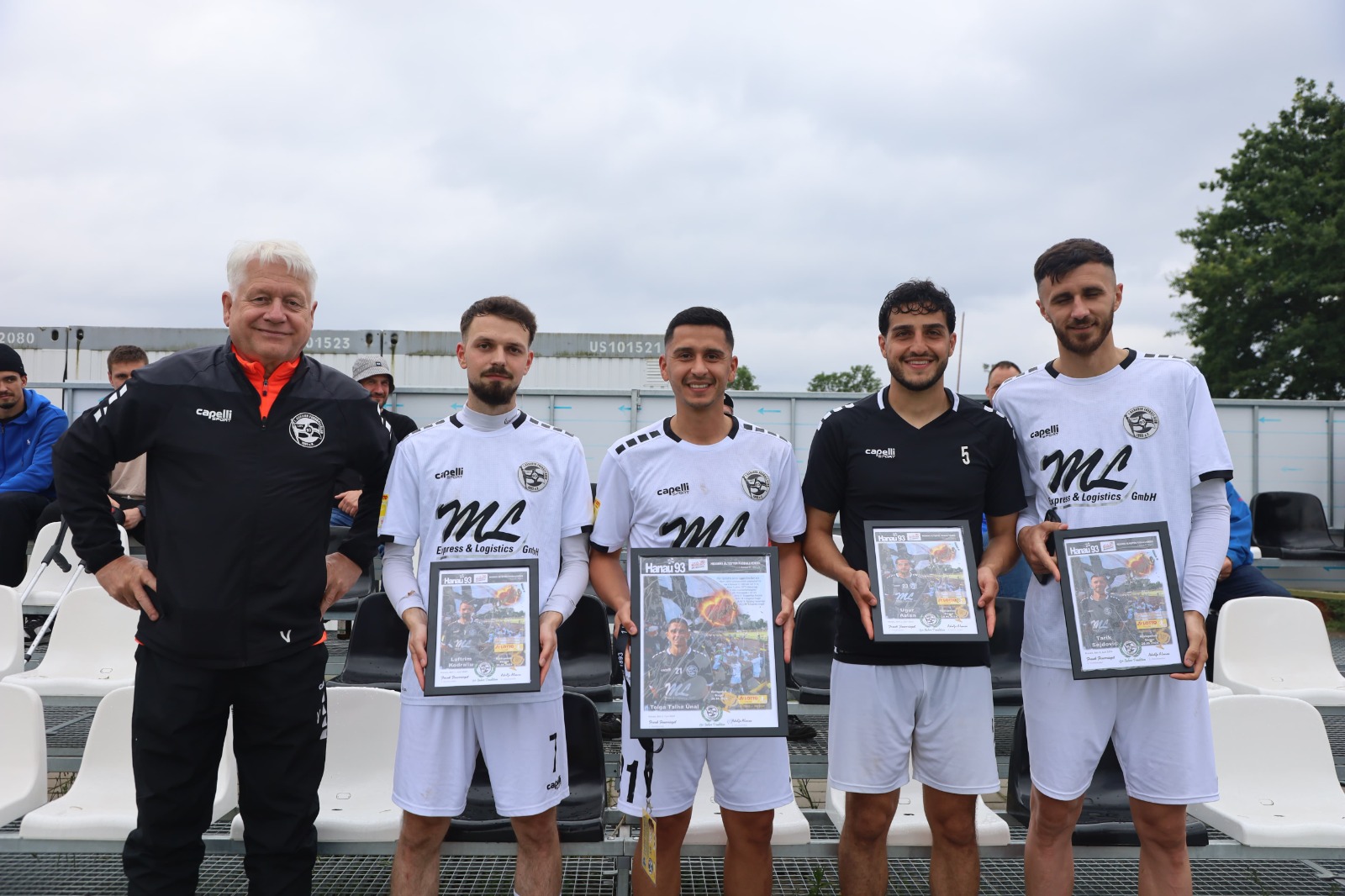 Verabschiedung der Spieler aus dem Hessenligakader (v.l.n.r.): 93er Präsident Frank Feuerriegel, Luftrim Kodraliou, Tolga Ünal, Ugur Aslan, Tarik Sejdovic.