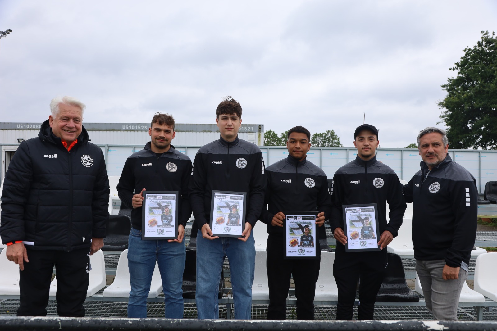 Verabschiedung der Spieler aus dem KOL-Kader (v.l.n.r.): 93er Präsident Frank Feuerriegel, Julius Zylka, Xoel Alonso, Julio Kirschner, Ibrahim Aydin, 2. Vorsitzender Adi Alonso.